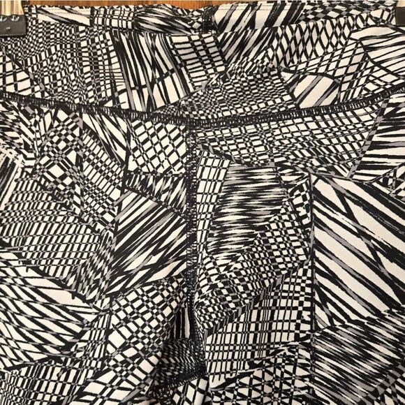 Under Armour Capri Leggings Geometric Print SMALL - Picture 4 of 6